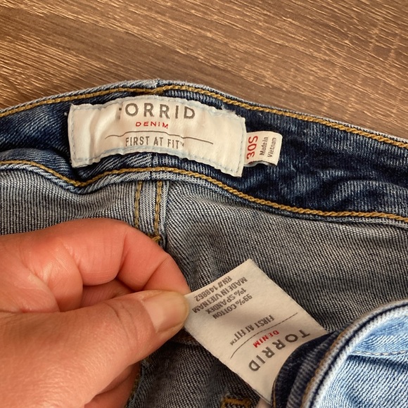 Womens EUC Torrid 30S Mid Rise Skinny Stretch Jeans Distressed - Picture 3 of 10